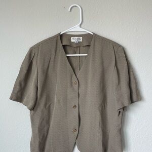 Tamotsu Women's Size Medium Beige Short-Sleeve Button-Down Blouse